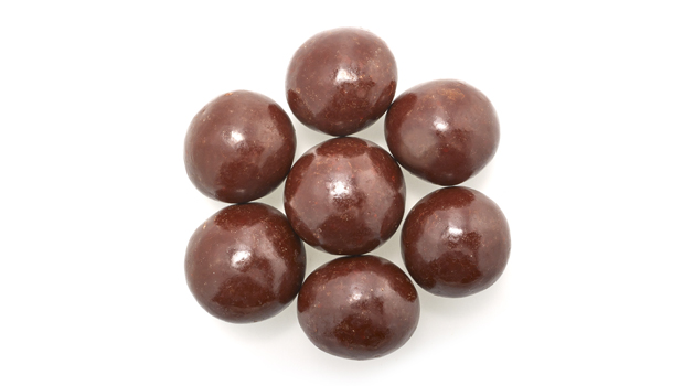 Chocolate coating (unsweetened chocolate, sugar, cocoa butter, soy lecithin (emulsifier), vanilla extract), Macadamia nuts, Glazing agent (coconut), Polishing agent
May contain: Peanuts, Other tree nuts, Milk