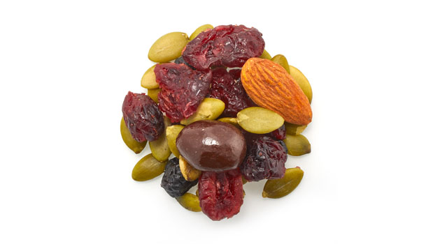 Dried cranberries (cranberries, sugar, sunflower oil), Pumpkin seeds, Almonds, Chocolate coating  [unsweetened chocolate, sugar, cocoa butter, soy lecithin (emulsifier), vanilla extract, glazing agent (coconut), polishing agent], Dried blueberries (blueberries, sugar, sunflower oil), Dried golden berries.
