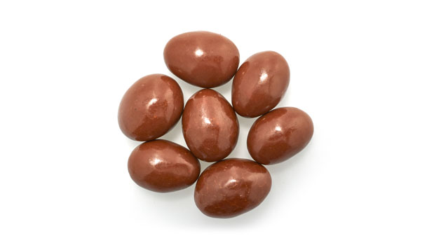 Milk chocolate (sugar, cocoa butter, unsweetened chocolate, whole milk powder, soy lecithin (soy), polyglycerol polyricinoleate, salt, natural vanilla extract), Almonds, Shellac, Acacia gum.