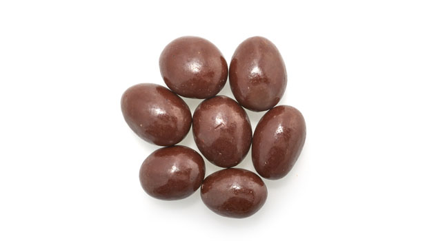 Dark chocolate (sugar, unsweetened chocolate, cocoa butter, soy lecithin [emulsifier], natural vanilla flavour, skim milk powder), White confectionery (sugar, modified palm kernel oil, whey powder, skim
milk powder, soy lecithin [emulsifier], salt, natural vanilla extract), Roasted almonds, Coconut (coconut, Sugars (sugar, dextrose), salt), Natural flavor, Tapioca dextrin, Sugars (tapioca syrup,
sugar), Canola and coconut oil, Shellac.