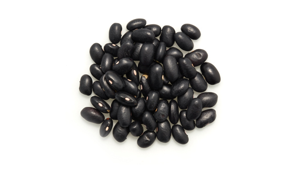 Organic black turtle beans.

It is a raw agriculture product. Although it has been mechanically cleaned before packaging, some foreign material may be present. Sort and wash before using.