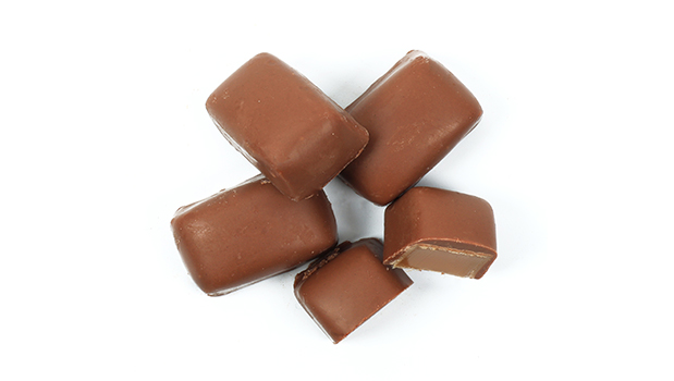 Enrobage de Chocolat au Lait 30% (sucre, beurre de cacao, pâte de cacao, lait écrémé en poudre, lait entier en poudre, huile de beurre (lait), lécithines (émulsifiant)), Sirop de glucose, Sucre, Graisse de palme, Lait concentré écrémé, Sorbitol (humectant), Lait entier en poudre, Chocolat au Lait 2% (sucre, beurre de cacao, pâte de cacao, lait écrémé en poudre, lait entier en poudre, huile de beurre (lait), lécithines (émulsifiant)), Lactosérum en poudre (lait), Crème (30%), Lécithines (émulsifiant), Sel, Arôme naturel