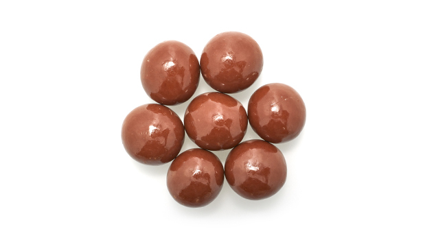 Sugars [sugar, glucose solids, lactose, malted barley extract], Milk ingredients (milk), Cocoa butter, Cocoa mass, Palm oil, Palm kernel oil, Soy lecithin (soy), Sorbitan tristearate, Monocalcium phosphate, Potassium bicarbonate, Pectin, Artificial flavour, Baking soda.
